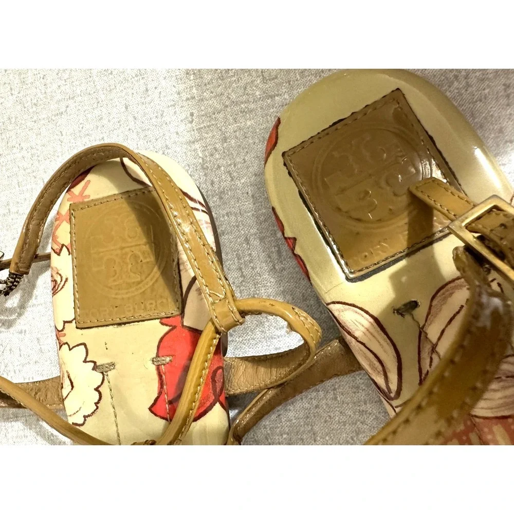 Tory Burch Emmy Size 7 Tan Patent Leather T-Strap Flat Logo Sandals